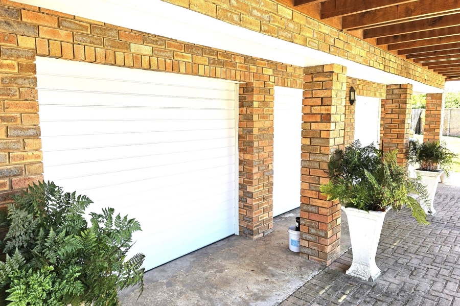 6 Bedroom Property for Sale in Paradise Beach Eastern Cape